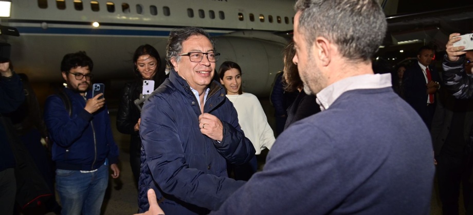 Cónsul General Andrés Mejía recibió en el Aeropuerto JFK de la ciudad de Nueva York al Presidente Gustavo Petro, quien comienza una agenda oficial en Estados Unidos