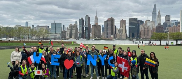 Consulado en Nueva York se sumó a la conmemoración del Día Internacional de la Madre Tierra Cónsul Andrés Mejía acompañó jornada de limpieza de uno de los parques de la ciudad