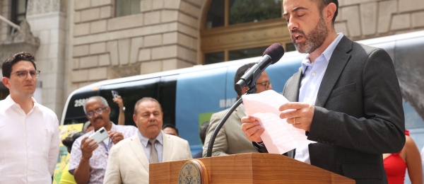 Cónsul General Andrés Mejía rindió un homenaje a los colombianos residentes en Nueva York y Connecticut durante la izada de bandera en el Bowling Square Park con ocasión del 20 de julio. Aquí sus palabras durante el acto