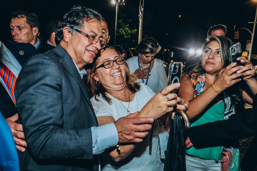 Más de 200 colombianos residentes en el área triestatal llegaron al Queens Borough Hall para saludar al Presidente Gustavo Petro