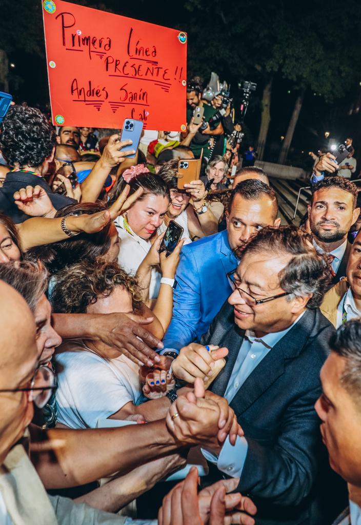 Más de 200 colombianos residentes en el área triestatal llegaron al Queens Borough Hall para saludar al Presidente Gustavo Petro