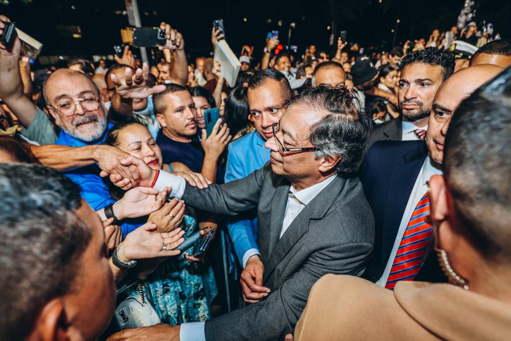 Más de 200 colombianos residentes en el área triestatal llegaron al Queens Borough Hall para saludar al Presidente Gustavo Petro