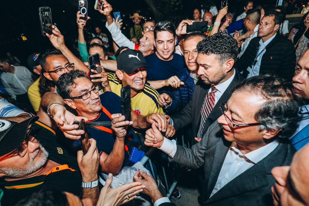 Más de 200 colombianos residentes en el área triestatal llegaron al Queens Borough Hall para saludar al Presidente Gustavo Petro