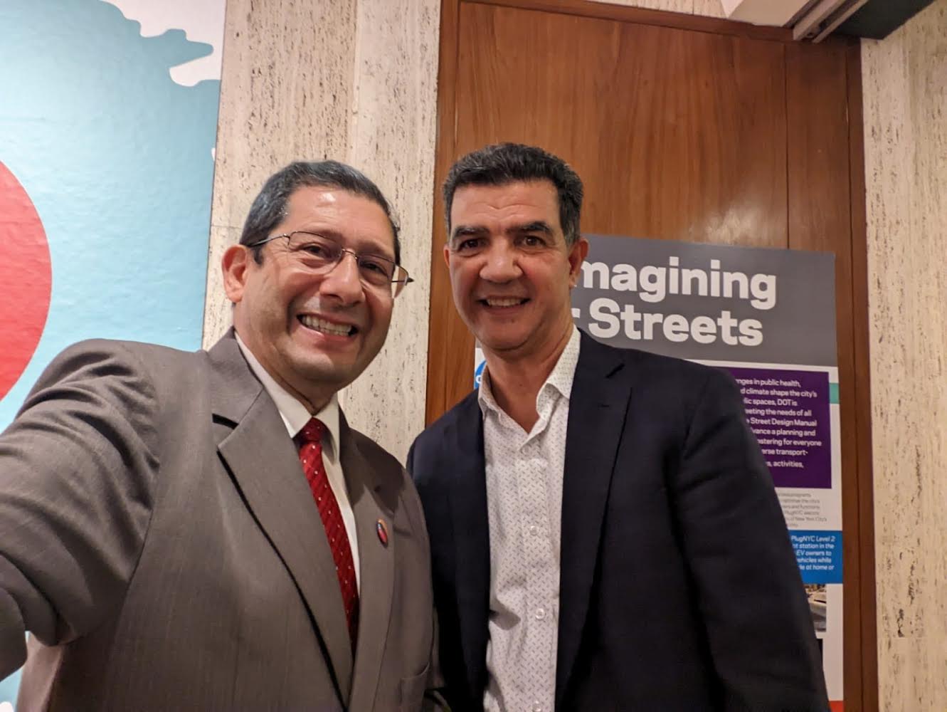 El Cónsul General encargado, Crisanto Torres, asistió a la presentación del Manual de Diseño de Calles de la ciudad de Nueva York, una iniciativa que establece estándares y pautas para la transformación de las calles de la capital del mundo, con especial enfoque en peatones u ciclistas.    En la presentación del Manual, que estuvo presidida por el Comisionado de transporte de la ciudad de Nueva York, Ydanis Rodriguez, hizo referencia a Colombia. El Comisionado Rodriguez expresó que visitaron algunas ciudade