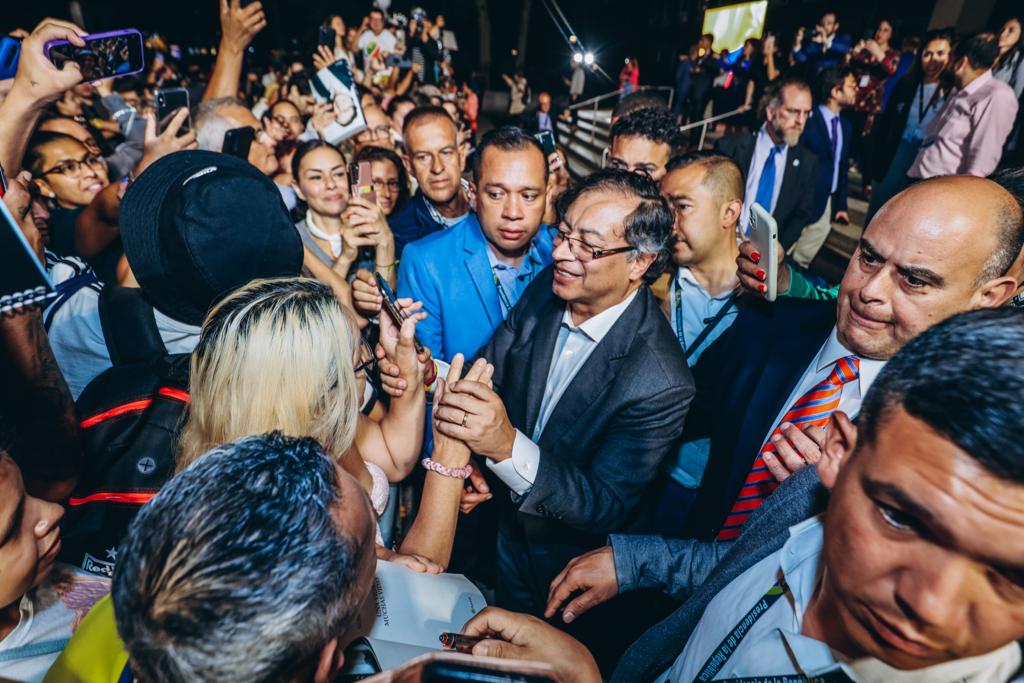 Más de 200 colombianos residentes en el área triestatal llegaron al Queens Borough Hall para saludar al Presidente Gustavo Petro