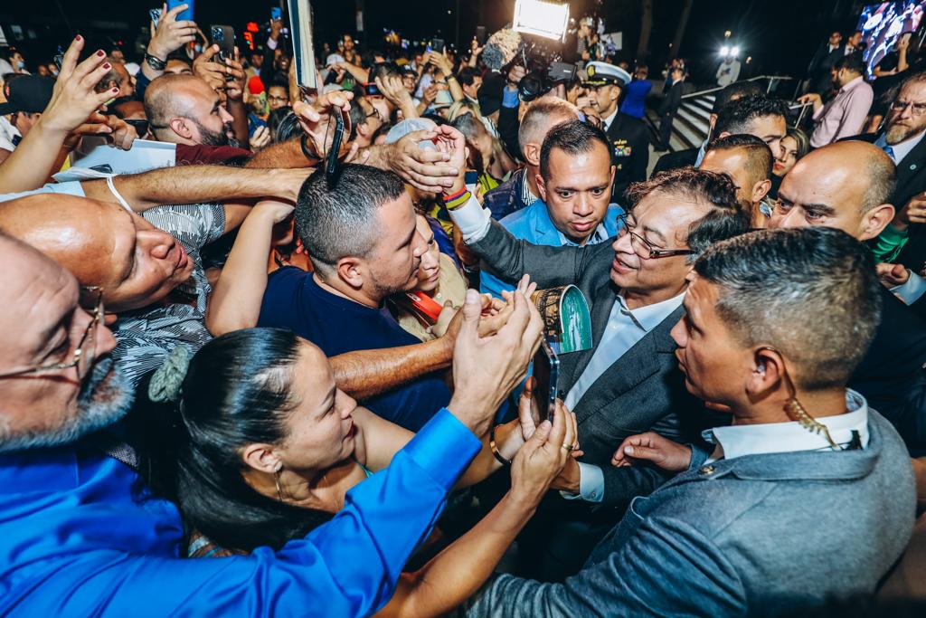 Más de 200 colombianos residentes en el área triestatal llegaron al Queens Borough Hall para saludar al Presidente Gustavo Petro