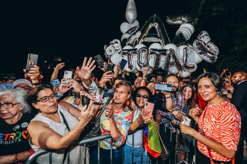 Más de 200 colombianos residentes en el área triestatal llegaron al Queens Borough Hall para saludar al Presidente Gustavo Petro