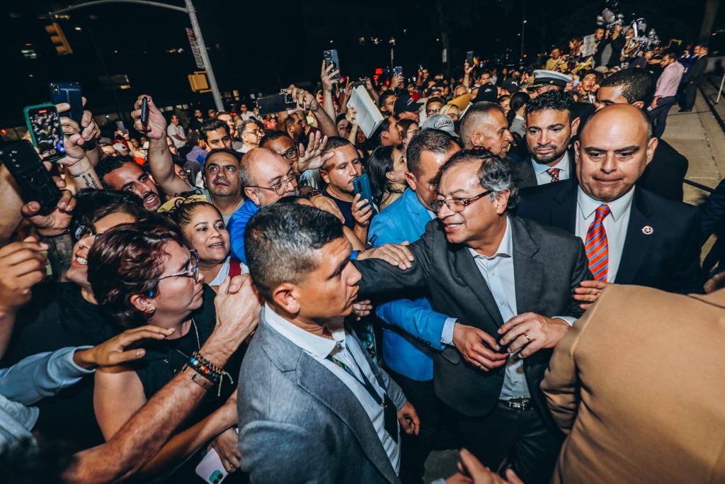 Más de 200 colombianos residentes en el área triestatal llegaron al Queens Borough Hall para saludar al Presidente Gustavo Petro
