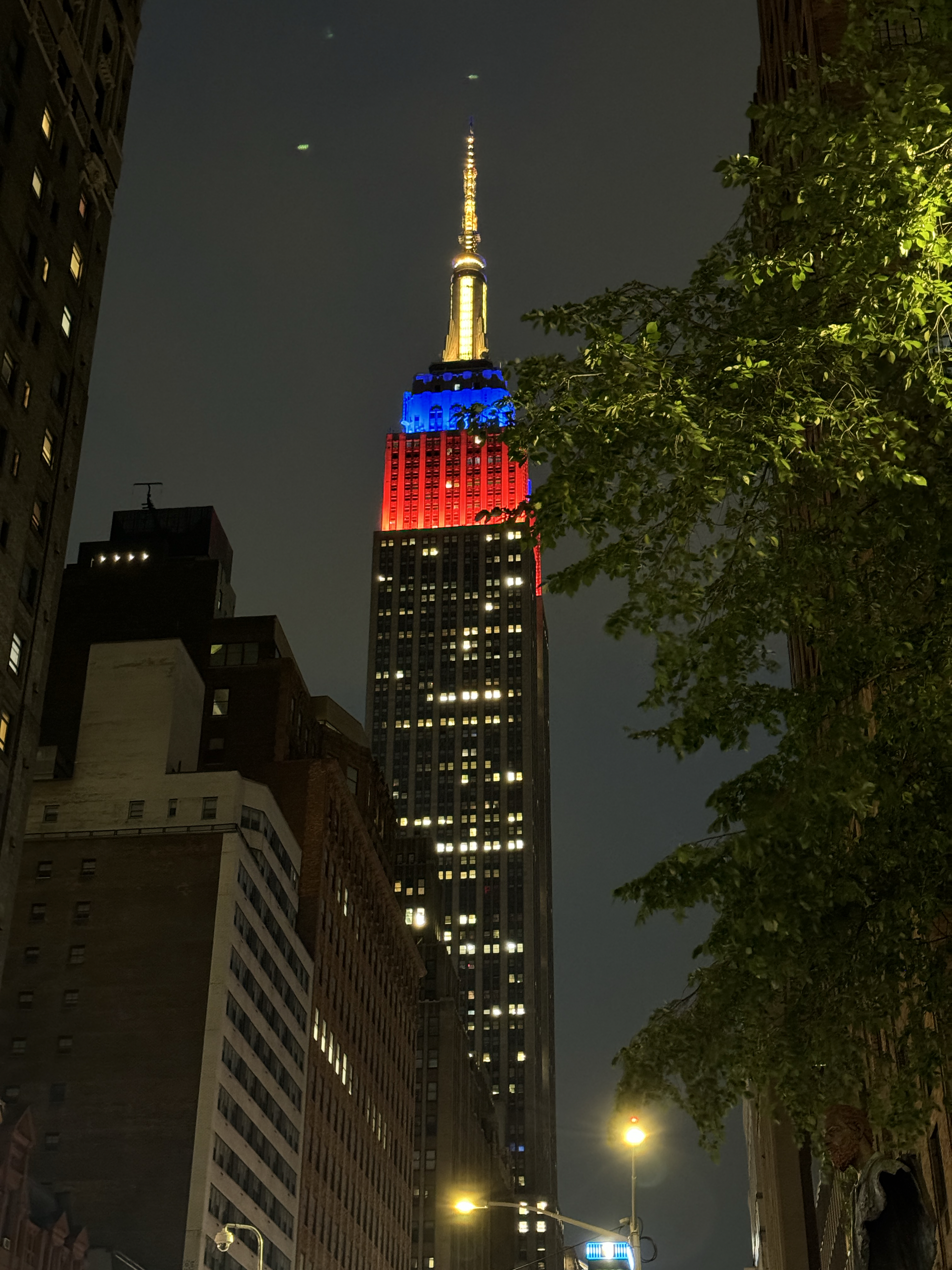 Foto del Empire State iluminado con los colores de la bandera de Colombia.