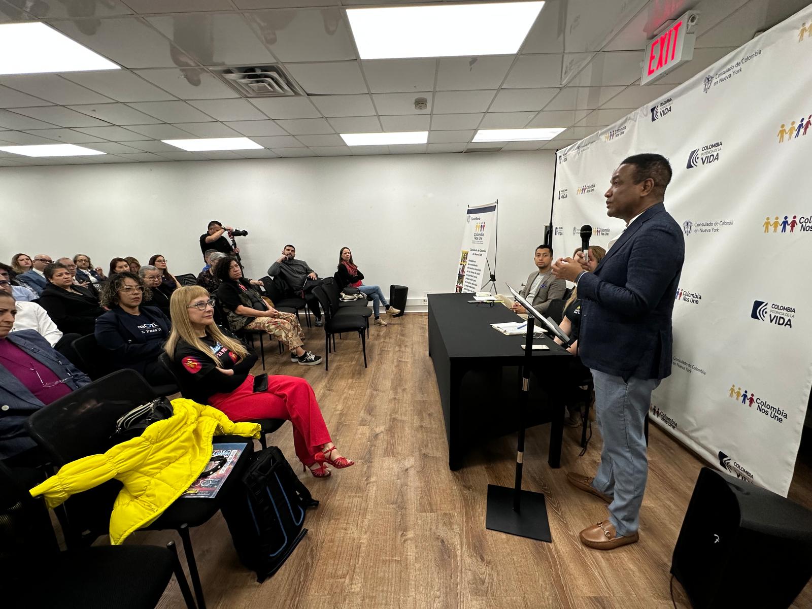 Acceso a trámites, convocatoria de jurados y medidas para mejorar la atención: temas de la reunión del cónsul Orozco con la comunidad de Nueva York y Connecticut