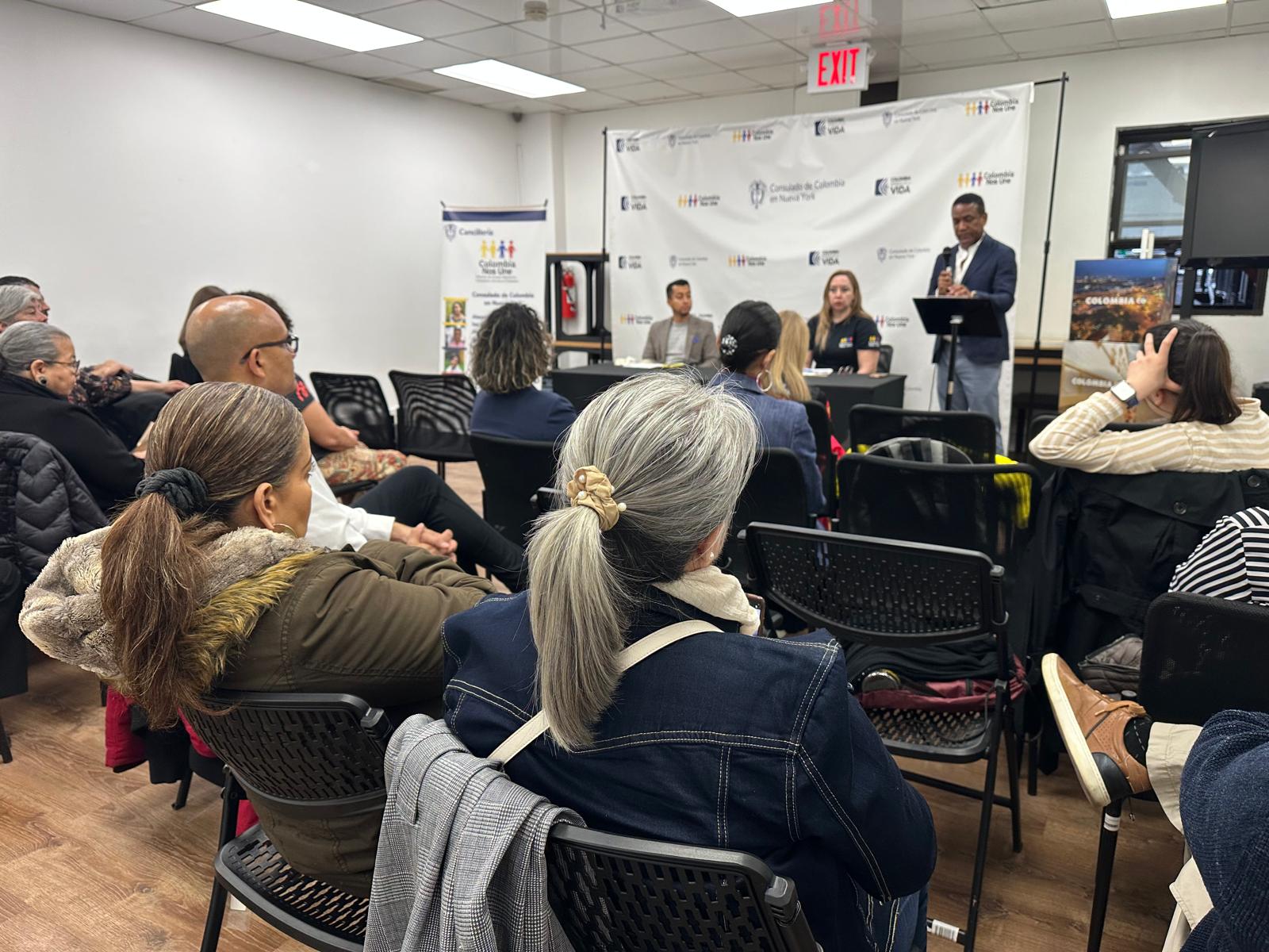 Acceso a trámites, convocatoria de jurados y medidas para mejorar la atención: temas de la reunión del cónsul Orozco con la comunidad de Nueva York y Connecticut