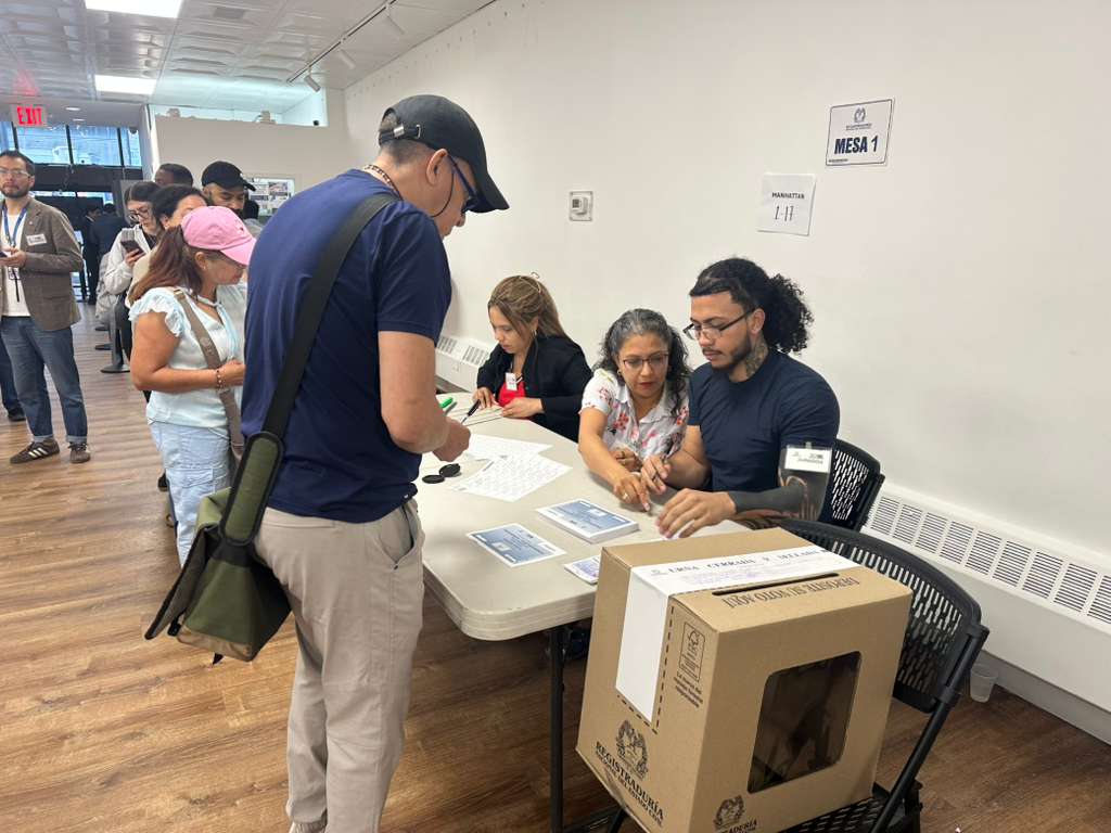 Comenzó sin contratiempos la votación anticipada para la segunda vuelta presidencial en el Consulado de Colombia en Nueva York