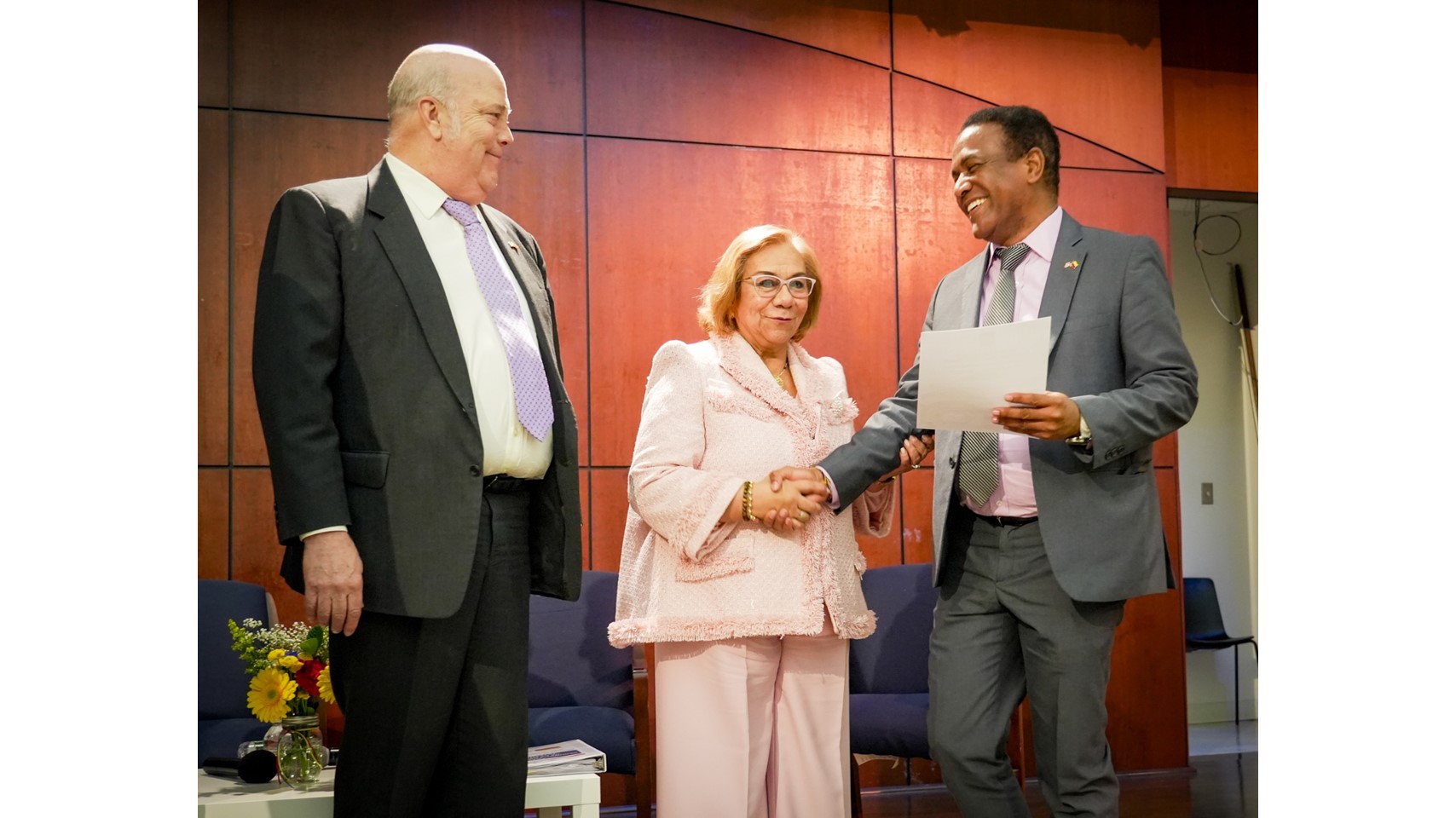 En nombre del equipo consular, el Cónsul General Rafael Orozco recibió de manos de la Canciller Villavicencio la certificación ICONTEC ISO 9001-2015