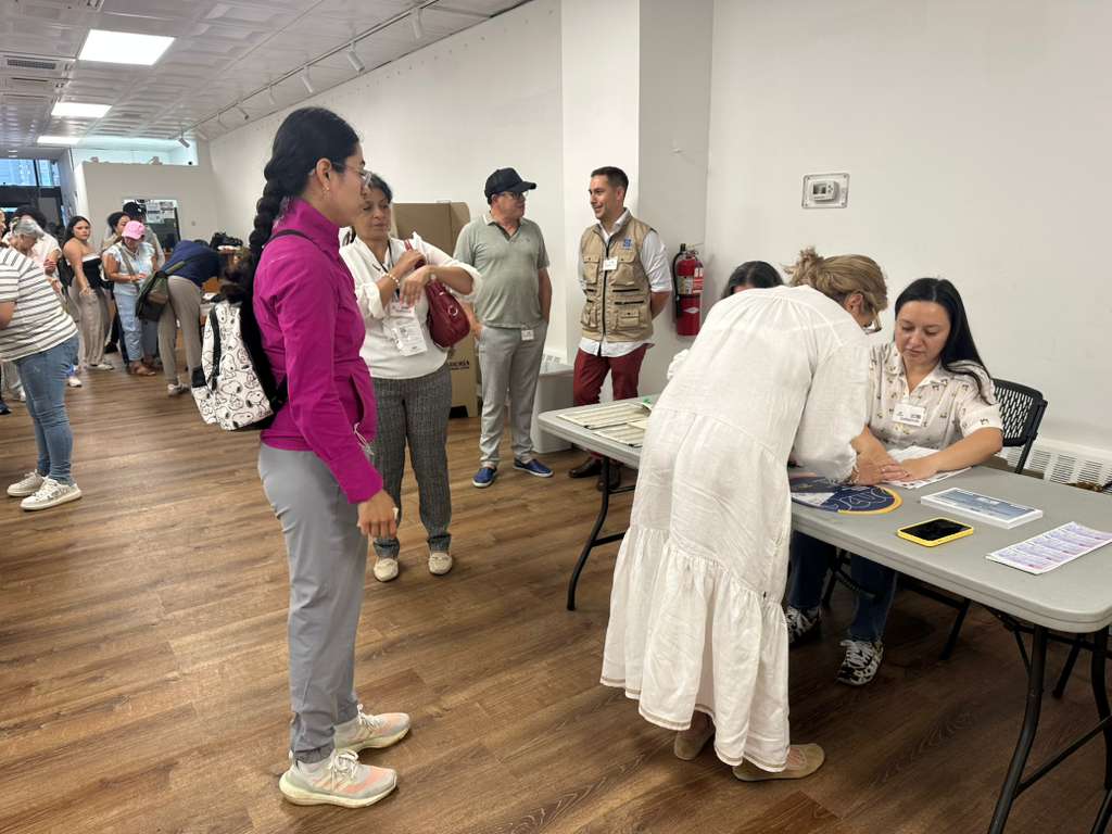 Comenzó sin contratiempos la votación anticipada para la segunda vuelta presidencial en el Consulado de Colombia en Nueva York