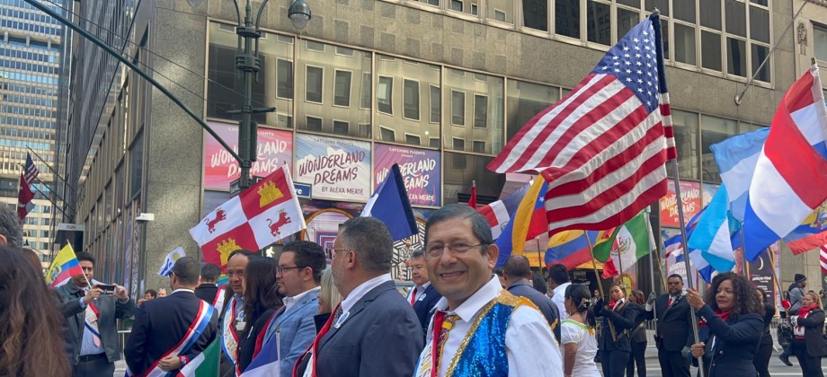 Cónsul General (E) en Nueva York, Crisanto Torres, encabezó la delegación colombiana en el tradicional desfile de la hispanidad que recorrió la 5ta Avenida