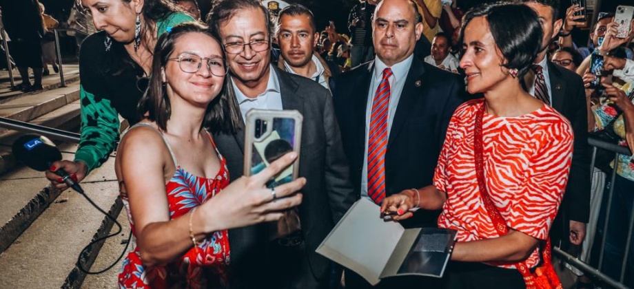 Más de 200 colombianos residentes en el área triestatal llegaron al Queens Borough Hall para saludar al Presidente Gustavo Petro. Conozca aquí la galería de fotos 