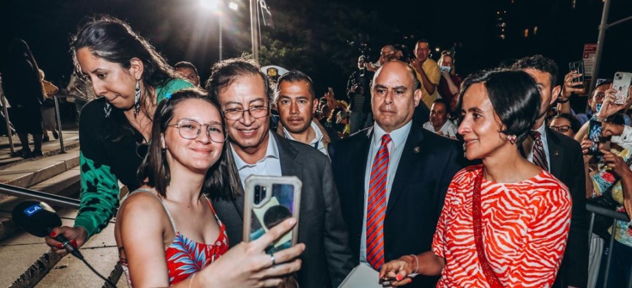 Más de 200 colombianos residentes en el área triestatal llegaron al Queens Borough Hall para saludar al Presidente Gustavo Petro. Conozca aquí la galería de fotos 