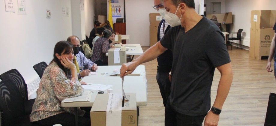 Colombianos en Nueva York y Connecticut ya votan de manera anticipada en la sede del Consulado