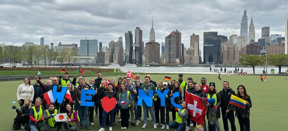 Consulado en Nueva York se sumó a la conmemoración del Día Internacional de la Madre Tierra Cónsul Andrés Mejía acompañó jornada de limpieza de uno de los parques de la ciudad
