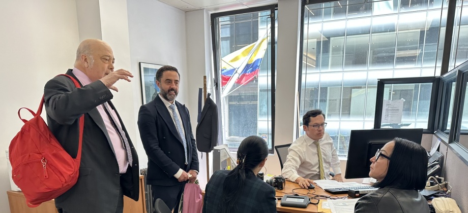 El Cónsul Andrés Mejía recorrió junto con el Embajador García-Peña cada una de las áreas de trabajo del Consulado en Nueva York