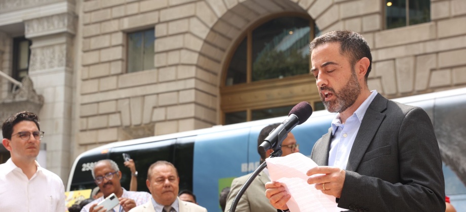 Cónsul General Andrés Mejía rindió un homenaje a los colombianos residentes en Nueva York y Connecticut durante la izada de bandera en el Bowling Square Park con ocasión del 20 de julio. Aquí sus palabras durante el acto