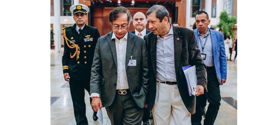 El Cónsul General encargado del Consulado en Nueva York, Crisanto Torres, recibió al Presidente Gustavo Petro a su llegada al Queens Borough Hall  