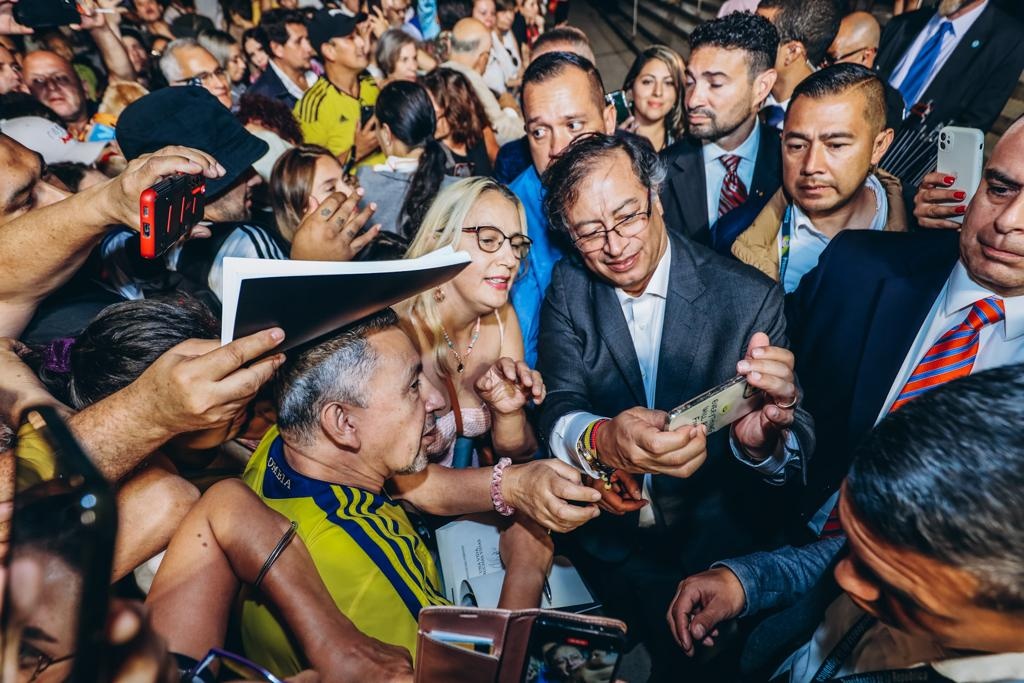 Más de 200 colombianos residentes en el área triestatal llegaron al Queens Borough Hall para saludar al Presidente Gustavo Petro