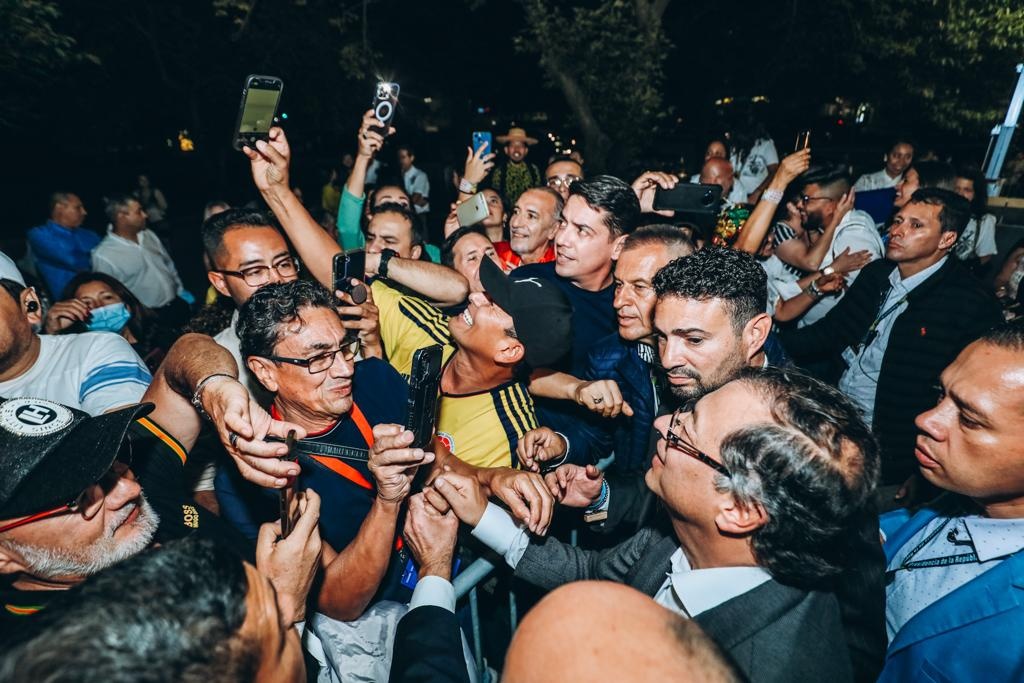 Más de 200 colombianos residentes en el área triestatal llegaron al Queens Borough Hall para saludar al Presidente Gustavo Petro
