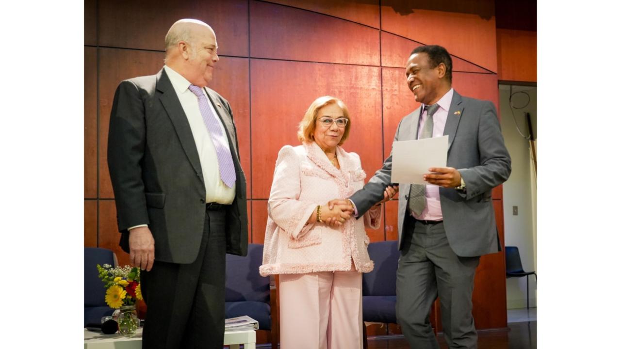 En nombre del equipo consular, el Cónsul General Rafael Orozco recibió de manos de la Canciller Villavicencio la certificación ICONTEC ISO 9001-2015