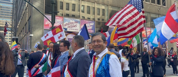 Cónsul General (E) en Nueva York, Crisanto Torres, encabezó la delegación colombiana en el tradicional desfile de la hispanidad que recorrió la 5ta Avenida