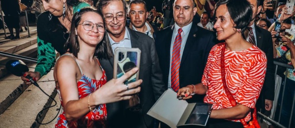Más de 200 colombianos residentes en el área triestatal llegaron al Queens Borough Hall para saludar al Presidente Gustavo Petro. Conozca aquí la galería de fotos 