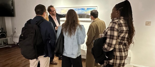 El Consulado y The Community Forests presentaron la exhibición fotográfica ‘Los Bosques Comunitarios: Guardianes del Amazonas – Un Tributo Fotográfico’