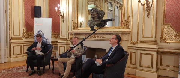 Cónsul General encargado, Crisanto Torres, asistió a un conversatorio con Stanislav Aseyev, escritor y periodista ucraniano