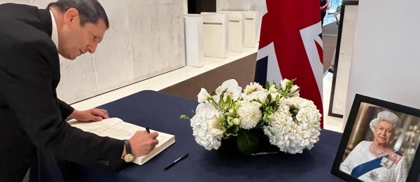 Cónsul General encargado en Nueva York, Crisanto Torres, firmó el libro de condolencias tras el fallecimiento de la Reina Isabel II